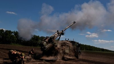 在乌克兰的顿涅茨克，乌军用Caesar自行榴弹炮向俄军阵地发射炮弹。（图取自路透社）