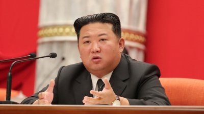 朝鲜最高领袖金正恩出席劳动党第8届中央委员会第5次全体会议扩大会议。（图取自朝中社/路透社）