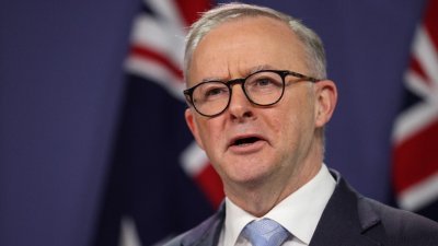 澳洲总理阿尔巴尼斯10日在悉尼与纽西兰总理阿德恩会晤后，出席新闻记者会发言。（图取自路透社）