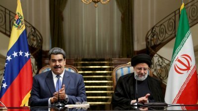 委内瑞拉总统马杜罗（左）访问德黑兰，与伊朗总统拉伊西出席新闻发布会。（图取伊朗总统官网/路透社）