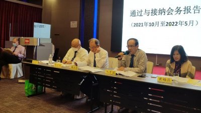 萧汉昌（右3）检查会务报告，右起为黄梅燕、杨才国、杨应俊和房有平等。