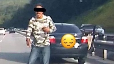 社交媒体流传男子在大道右边车道停放车辆后下车叫嚣的照片。（取自网络）