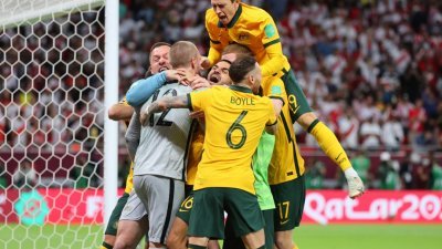 澳洲队凭借点球击败秘鲁队赢得世界杯决赛席位后，澳洲队球员们兴奋的拥抱庆祝。（图取自法新社）