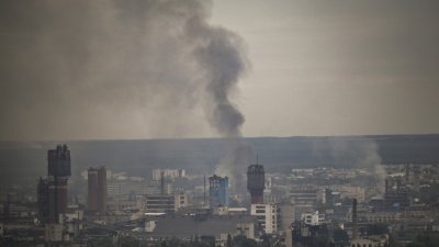 乌俄两军在乌克兰东部北顿涅茨克市激战，当地时间周日北顿涅茨克市升起浓烟。（图取自法新社）