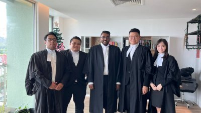 新山选举法庭批准撤销国大党候选人苏巴雅上诉，图为张善深的代表律师团获得胜利。