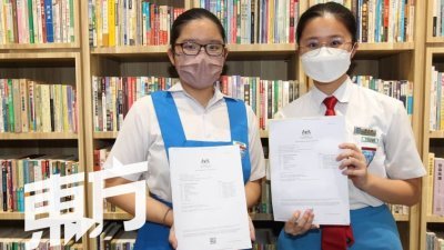 林恩（左起）与同学陈芷萱一同考获大马教育文凭（SPM）全科A+/A等特优成绩，他们在接受《东方日报》采访时分享了各自的学习经验。