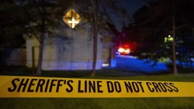 美国阿拉巴马州伯明翰郊区的圣史蒂芬圣公会教堂于周四发生枪击案，警方在枪案现场周围拉起了黄色的警示布条。（图取自美联社）