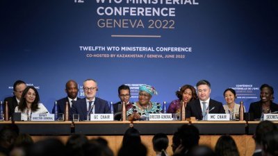 世贸总干事伊维拉（左3）于17日在瑞士日内瓦，为世贸部长级会议闭幕式发表讲话。（图取自路透社）