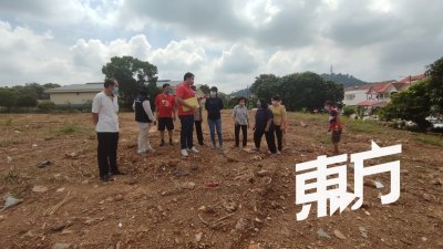 居民勘查空地，并向郭子毅（左4）指有关空地原本被发展商告知会作为休闲的地区。