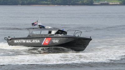 大马海事执法机构新型的快速突击艇具备更快的航速及更稳定，助执法人员截停非法船只。（马新社）