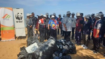 再迪阿丹（前排左3起）和阿都拉勿在净滩活动上了解当地的环境问题。（照片取自网络）