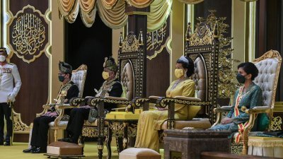 册封勋衔仪式于周日在安南武吉王宫举行，左起为王储东姑沙拉夫丁里、苏丹端姑沙烈胡丁、苏丹后东姑玛丽哈及王储妃查希妲。