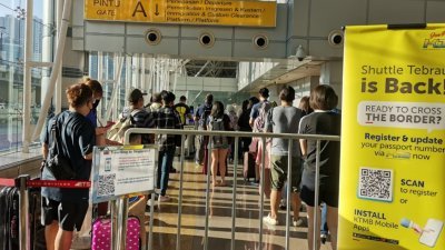 地不佬短程火车恢复运作首日，大批乘客在新山中央车站乘搭火车前往新加坡。