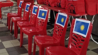 霹雳行动党周日在后廊新嘉美饮食中心，举办第24场咖啡店论坛，并设有马华贵宾席，惟椅子全程一直空著。