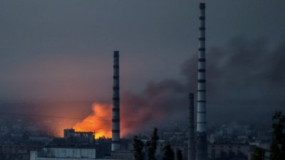 俄罗斯在顿巴斯地区展开猛烈攻击，一座位于北顿涅茨克的化工厂于周六被炮弹击中，火光染红了天空。（图取自路透社）