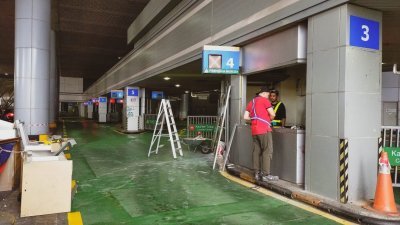 新山关卡的移民局柜台与一触即通柜台二合一工程分阶段进行中，预计明年2月完成。（照片取自面子书）