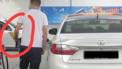 驾驶新加坡注册车司机偷添RON95汽油，遭网民摄下并发布至社交媒体。（图截取自新山吹水站2.0面子书群组）