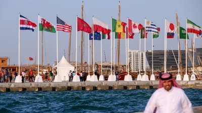 日前在卡塔尔首都多哈，举行获得世界杯参赛资格的国家升旗仪式。（图取自法新社）