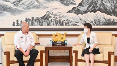 吴添泉（左）率领沙华堂领导层礼貌拜会到任履新的中国驻亚庇总领事黄世芳，首次见面亲切交流。