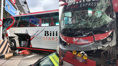 长途巴士在撞上九洞收费站分堤后，前车身包括前视镜受毁，造成4人蒙伤。（消拯局提供）