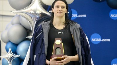 今年3月17日，就读宾夕法尼亚大学的跨性别人士托马斯赢得女子500公尺自由泳冠军，但被质疑“男儿身”赢得不光彩。（图取自《今日美国体育》/路透社）