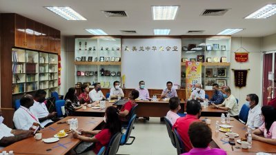 陆兆福（左7）率领行动党森州州委与森华堂全国华人文化节工委会进行交流。右6为黄俊棠。
