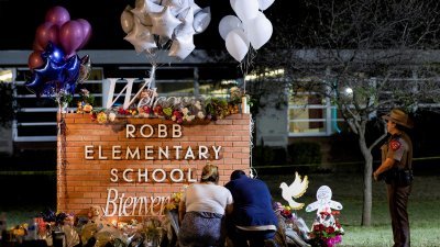 5月发生枪击案造成21人罹难的得州尤瓦尔迪罗布小学，将被拆除。图为事发后民众在学校外献花悼念罹难者。（路透社档案照）