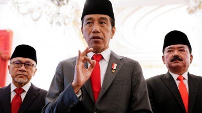 印尼总统佐科（中）本月15日向媒体讲话，而他身后分别站著新上任的贸易部长，还有土地事务和空间规划部长。（图取自路透社档案照）