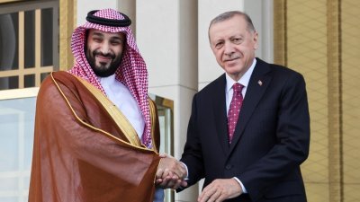 沙地阿拉伯王储穆罕默德（左）周三访问土耳其，土耳其总统埃尔多安在总统府欢迎王储的到访。（路透社）