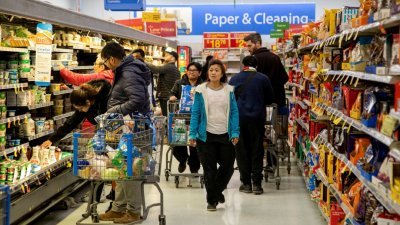 在加拿大安大略省的多伦多，民众在当地的超市购物。（图取自路透社档案照）