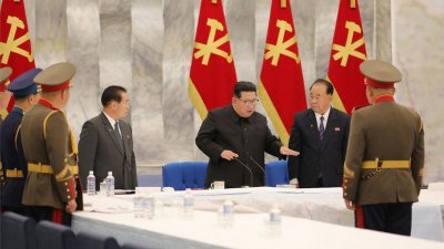 朝鲜最高领导人金正恩（右3）周三主持召开劳动党第8届中央军事委员会第3次扩大会议，讨论增加前线部队的作战任务及修改其作战计划、重整军事组织等问题。（图取自朝中社/法新社）