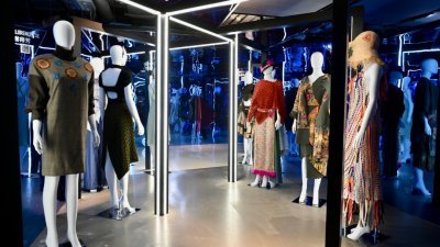 香港本月初举行“元宇宙”时装展览，展现传统与虚拟视觉效果。（图取自中新社）
