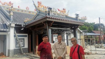 周伟祥（左起）、吴丰光及陈宝河希望福全宫修复工程竣工后，可以吸引游客观光，带动马登的繁荣。