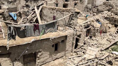 在地震重灾区Gayan区，当地房子结构简陋，不堪强震，几乎都被震塌。（图取自法新社）