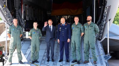 德国总理肖尔茨（左3）当地时间周三出席ILA柏林航展2022开幕日活动，期间他与德国空军士兵在A400M军用飞机上合影留念。（图取自路透社）