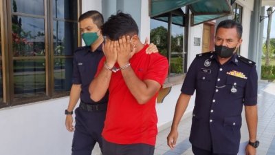 虐猫男子被警方押上双溪大年推事庭，获准延扣4天至本月26日。