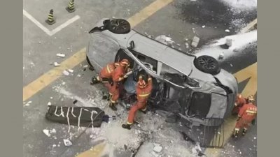 蔚来汽车测试车辆从大楼冲出坠毁，事故造成2人死亡。（图取自微博）