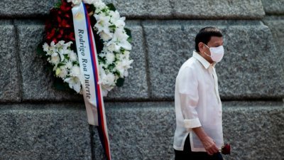 菲律宾总统杜特蒂（右）本月12日出席在马尼拉黎刹公园举行的第124届菲律宾独立日纪念活动的献花圈仪式。（图取自路透社）