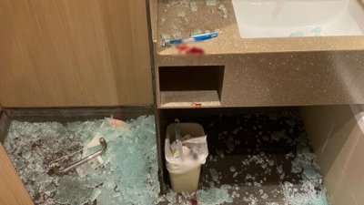 浴室玻璃门突然爆裂，玻璃碎片溅落一地。（受访者提供）