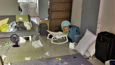 新加坡肃毒局展开扫毒行动，突击一间住家，发现嗜毒女子在9个月大儿子身边吸食冰毒。