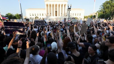大批支持堕胎的示威者在美国最高法院外，抗议大法官周五作出禁止堕胎的裁决。（图取自路透社）