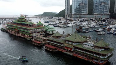 香港著名地标珍宝海鲜舫在行驶东南亚途中，不幸倾覆。有工程师预计，若要打捞上来，需耗费1000万令吉左右。（图取自路透社）