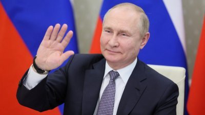 俄罗斯总统普京周五在金砖国家领导人线上峰会，向与会者打招呼。（图取自路透社）
