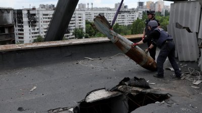 周四在哈尔科夫，拆除炸弹、地雷和其他弹药的专业小组成员在一座公寓拆除了一枚500 公斤重的未引爆炸弹。（图取自路透社）
