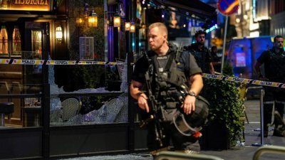 挪威奥斯陆“伦敦酒吧”和邻近街区周六凌晨发生枪击事件。警方封锁案发现场并展开调查。（图取自Javad Parsa/NTB/路透社）