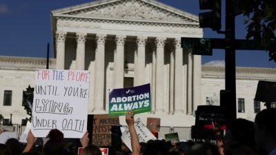 美国最高法院于周五正式下达判决，堕胎权违法。无数抗议判决的民众聚在华盛顿最高法院外面，抗议法院裁决。（图取自路透社）
