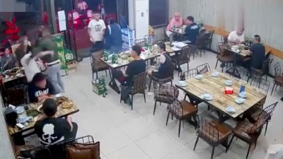 中国河北省唐山市一家烧烤店本月10日发生恶男围殴女子事件，被店家闭路摄像头录下过程，引发舆论高度关注。（图取自路透社）