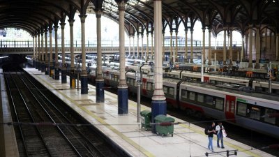 本周四，英国全国铁路罢工第3天，铁路服务大幅缩减，人们沿著利物浦街车站的月台行走。（图取自路透社）