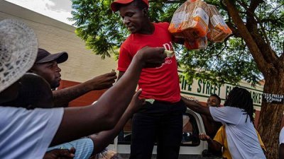 津巴布韦国内食用油和面包价格飙升，通货膨胀率自去年6月以来首次达到三位数。（网络图片）