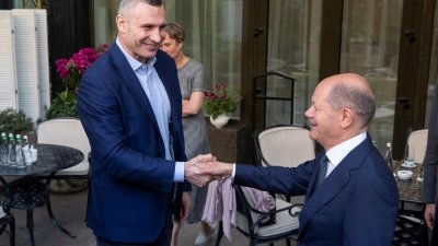 基辅市长克里琴科（左）上周四在乌克兰首都基辅欢迎德国总理肖尔茨的到访。（图取自基辅市长新闻服务处/法新社）
